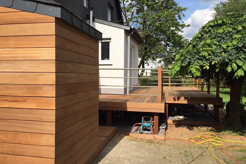 Réalisation d'une terrasse surélevée en bois exotique et d'un abri à bois