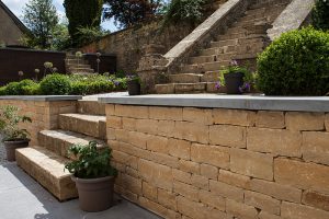 Erbat Réalisation d'une terrasse mur à sec,tablette en pierre bleue,dallage en mégadalles pierre bleue, rénovation du bas de l'escalier en dalles de Fontenoille